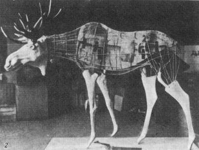 Фигура лося, моделированная из металлической сетки по каркасу